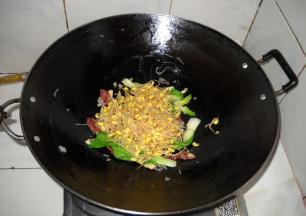 倒入豆芽，炒匀。
