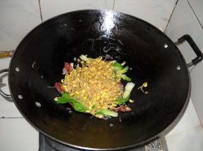 倒入豆芽，炒匀。