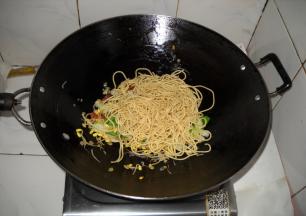 加入掸熟的面条，翻炒均匀。