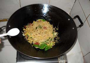 加入适量盐，炒匀。