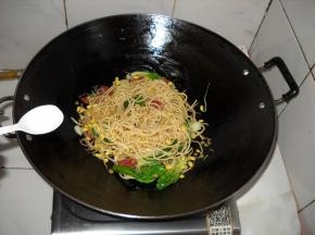 加入适量盐，炒匀。