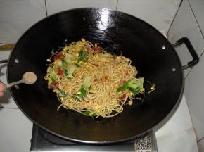 加入胡椒提提味儿即可盛入碗中食用。