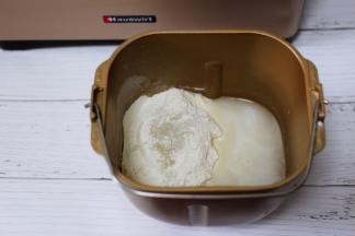 面包桶里加入称重面粉和清水及酵母。
