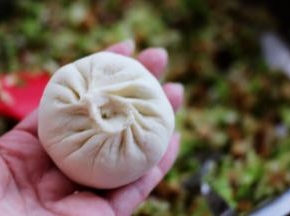 加入馅料包成圆形的包子就可以了。