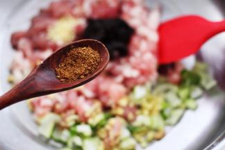 再加入花椒粉增加口感后，把所有的食材搅拌均匀后。