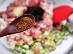 再加入花椒粉增加口感后，把所有的食材搅拌均匀后。