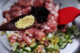 这个时候加入鸡精调味增鲜。