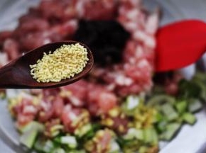 这个时候加入鸡精调味增鲜。