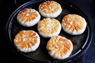 盖上锅盖煎至两面金黄色即可，过程大概需要5分钟左右呀。