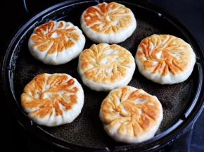 盖上锅盖煎至两面金黄色即可，过程大概需要5分钟左右呀。