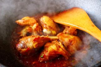 大火进行煸炒片刻。