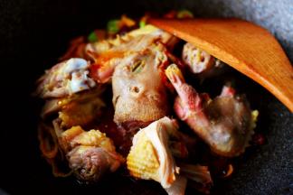 这个时候加入焯过水后洗净的鸡块。