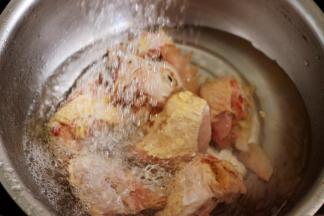 把解冻好的鸡块用自来水冲洗干净后。