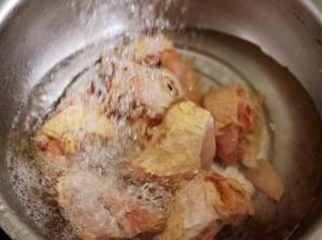 把解冻好的鸡块用自来水冲洗干净后。
