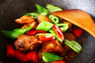 把鸡块煸炒至所有的调料都裹满鸡块的时候，加入切块的青红椒块。