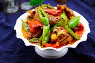 香辣可口又下饭的双椒爆鸡块就完美出锅咯。