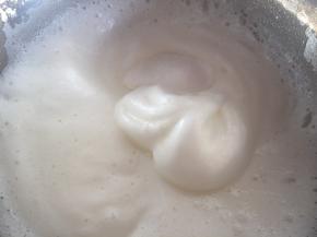 蛋白打到稍微细腻，加入20克白砂糖继续打