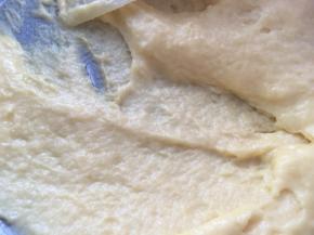 搅拌均匀的蛋黄糊