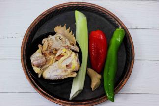 准备好所有的食材，鸡块是我提前切段分装好，从冰箱拿出来解冻即可。