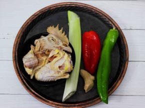 准备好所有的食材，鸡块是我提前切段分装好，从冰箱拿出来解冻即可。