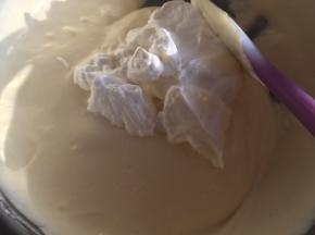 最后一次加入剩下的蛋白，翻拌均匀