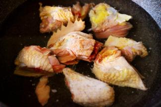 炒锅里加入适量的清水，放入5克料酒，把浸泡好的鸡块放入锅中焯水。