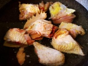 炒锅里加入适量的清水，放入5克料酒，把浸泡好的鸡块放入锅中焯水。