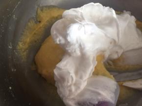 取三分之一蛋白和蛋黄糊翻拌，不要画圈