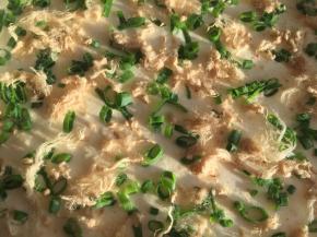 表面撒上葱花和肉松，烤箱预热160度，烤30分钟