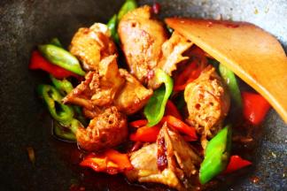 大火继续翻炒片刻。