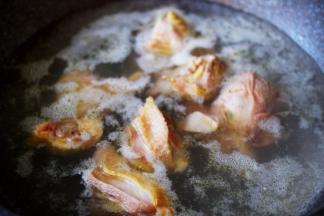 大火煮沸后继续煮5分钟左右后，捞出用清水冲洗干净备用。