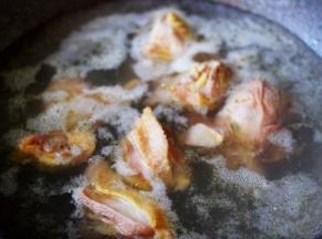 大火煮沸后继续煮5分钟左右后，捞出用清水冲洗干净备用。