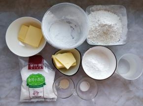 准备好各种食材，黄油切小块在室温下稍微软化。除了酵母，小苏打粉也起到蓬松饼干质地的作用，不可以省略。