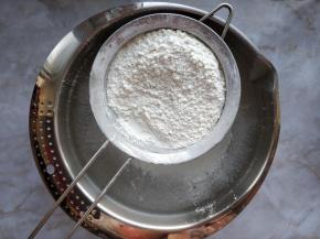 先制作水面团：将低筋粉、淀粉和小苏打混合后过筛，备用。