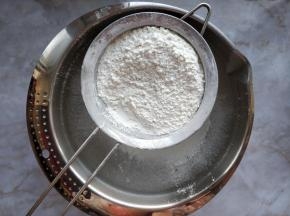 先制作水面团：将低筋粉、淀粉和小苏打混合后过筛，备用。