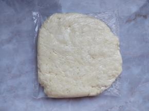 把面团装入保鲜袋，松弛醒发半小时左右。