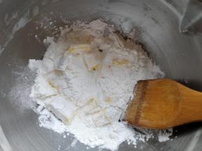 接着制作油面团：将淀粉、盐和黄油揉成团。