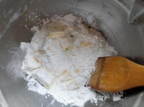 接着制作油面团：将淀粉、盐和黄油揉成团。