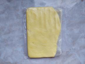 装入保鲜膜中，压成薄片备用。