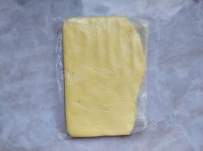 装入保鲜膜中，压成薄片备用。