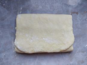 把混合的面团轻柔擀成长片，三折折好。