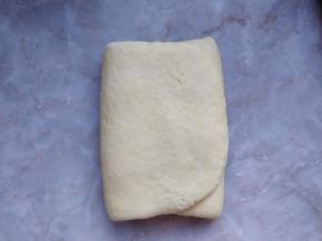 将折好的面团旋转90度，重复擀成片后再三折，如此再重复4次。最后将擀好的面团盖好，静置松弛10分钟。