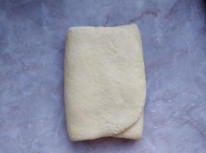 将折好的面团旋转90度，重复擀成片后再三折，如此再重复4次。最后将擀好的面团盖好，静置松弛10分钟。