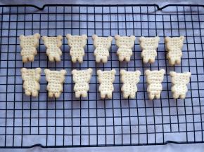 把烤好的饼干取出，在晾网上晾凉。