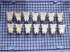 把烤好的饼干取出，在晾网上晾凉。