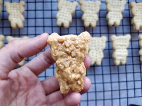 夹上喜欢的馅料，就可以吃啦。我用的花生酱很好吃。