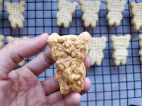 夹上喜欢的馅料，就可以吃啦。我用的花生酱很好吃。