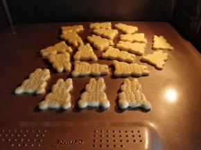 预热烤箱，上下火180度，10分钟。同时将刻好图案的饼干静置松弛10分钟。预热完成后，放入烘烤15分钟左右。