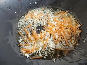 炒锅中倒少许油，爆香蒜碎后，倒入胡萝卜丝稍炒几下。