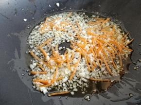 炒锅中倒少许油，爆香蒜碎后，倒入胡萝卜丝稍炒几下。